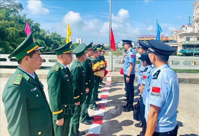 Đại diện các Đồn Biên phòng tuyến biên giới Quảng Ninh (Việt Nam) đón đoàn đại biểu Chi đội quản lý biên giới Phòng Thành Cảng (Trung Quốc) tại cầu Bắc Luân I. Ảnh: TTXVN phát
