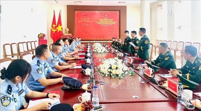 Đại diện các Đồn Biên phòng tuyến biên giới Quảng Ninh (Việt Nam) và Chi đội quản lý biên giới Phòng Thành Cảng, Quảng Tây (Trung Quốc) hội đàm. Ảnh: TTXVN phát