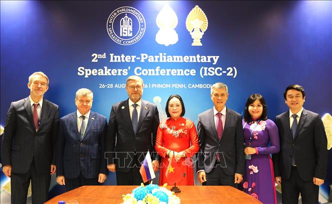 Phó Chủ tịch Quốc hội Nguyễn Thị Thanh và Phó Chủ tịch Hội đồng Liên bang Quốc hội LB Nga Konstantin Kosachev và đại biểu hai đoàn chụp ảnh chung. Ảnh: Huy Bình - P/v TTXVN tại Campuchia