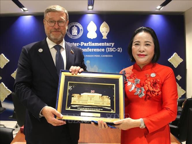 Phó Chủ tịch Quốc hội Nguyễn Thị Thanh tặng quà Phó Chủ tịch Hội đồng Liên bang Quốc hội LB Nga Konstantin Kosachev. Ảnh: Huy Bình - P/v TTXVN tại Campuchia