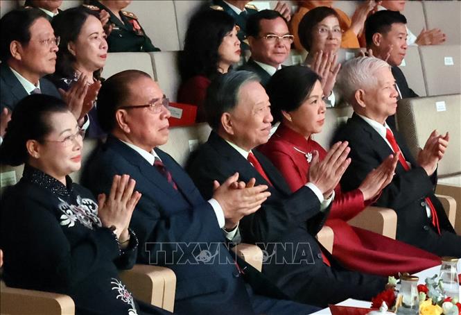 Các đồng chí lãnh đạo, nguyên lãnh đạo Đảng, Nhà nước dự lễ kỷ niệm. Ảnh: Thống Nhất – TTXVN