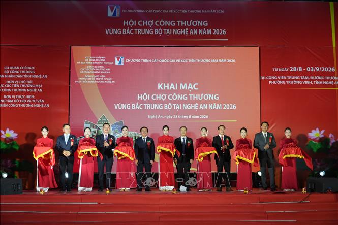 Đại biểu cắt băng Khai mạc Hội chợ Công thương vùng Bắc Trung Bộ tại Nghệ An năm 2026. Ảnh: Bích Huệ - TTXVN