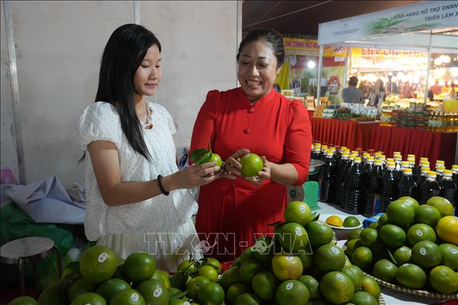 Sản phẩm OCOP 3 sao cam Vinh Hương Hóa, xã Nhân Hòa nổi tiếng thơm ngon, vị ngọt thanh được khách hàng ưa chuộng. Ảnh: Bích Huệ - TTXVN