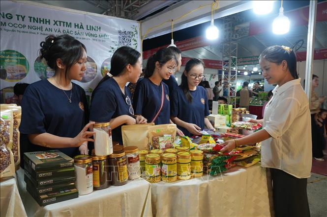  Người tiêu dùng tìm hiểu, mua sắm các sản phẩm đặc trưng từ các vùng miền trong cả nước tham gia Hội chợ. Ảnh: Bích Huệ - TTXVN