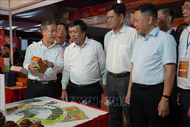 Các đại biểu tham quan các gian hàng sản phẩm đặc trưng của các vùng miền trong cả nước tham gia hội chợ. Ảnh: Bích Huệ - TTXVN