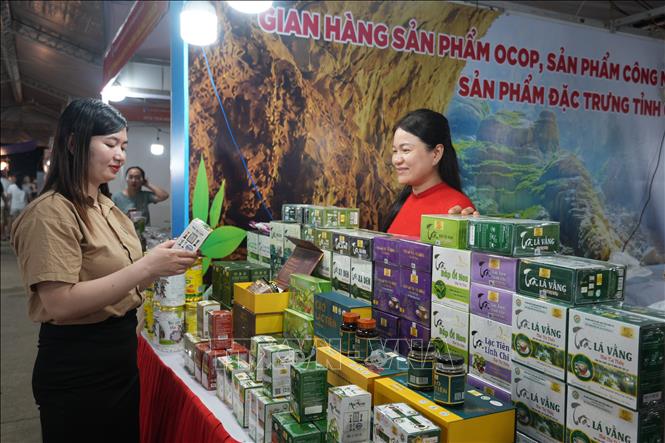 Nhiều sản phẩm đặc trưng từ các vùng miền trong cả nước tham gia Hội chợ. Ảnh: Bích Huệ - TTXVN