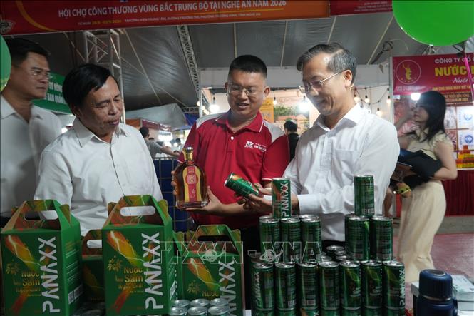 Đại biểu tham quan,tìm hiểu các sản phẩm Sâm Ngọc linh tại Hội chợ. Ảnh: Bích Huệ - TTXVN