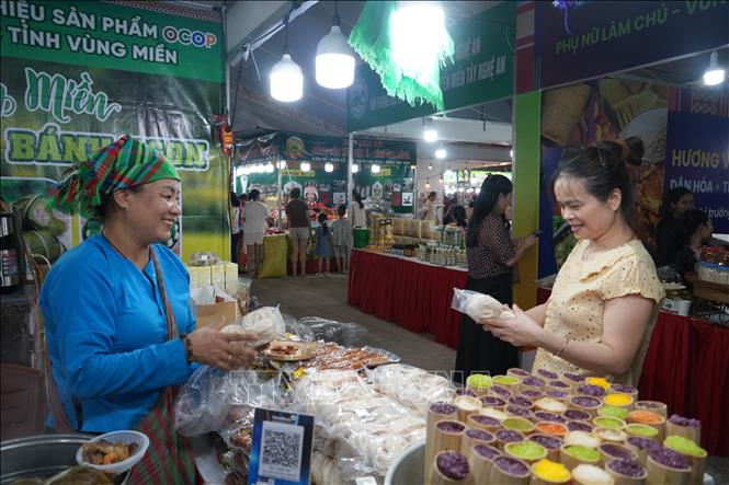 Nhiều sản phẩm đặc trưng từ các vùng miền trong cả nước tham gia Hội chợ. Ảnh: Bích Huệ - TTXVN