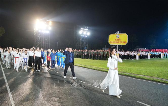 Các đoàn tiến vào lễ đài. Ảnh: Công Phong - TTXVN