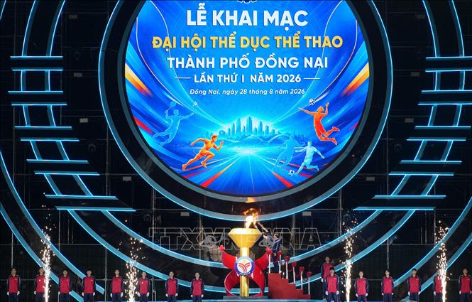 Lãnh đạo thành phố Đồng Nai thắp sáng đài lửa. Ảnh: Công Phong - TTXVN