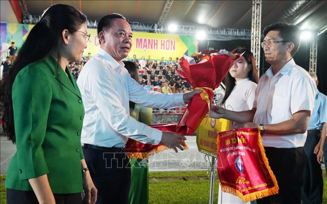 Lãnh đạo thành phố Đồng Nai tặng hoa chúc mừng các đoàn tham gia Đại hội. Ảnh: Công Phong - TTXVN