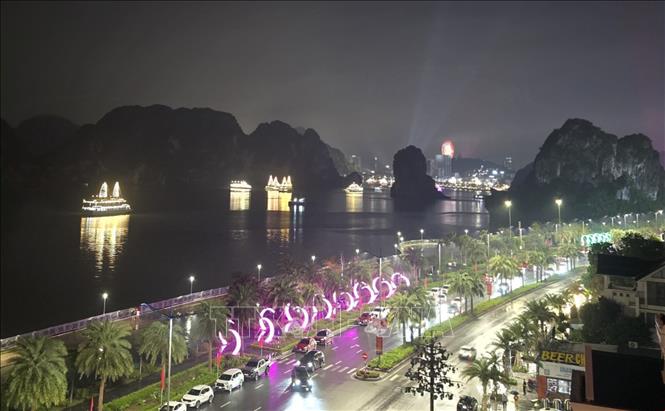Cùng với sân khấu nghệ thuật tại Quảng trường 30/10, 72 tàu du lịch trên vịnh Hạ Long đồng thời tham gia trình diễn ánh sáng, bắn pháo hoa... tạo nên một không gian nghệ thuật đa chiều trên bờ và trên biển. Ảnh: Thanh Vân- TTXVN