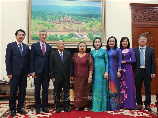 Phó Chủ tịch Quốc hội Nguyễn Thị Thanh (áo dài màu xanh) chụp ảnh chung với nguyên Chủ tịch Quốc hội Campuchia Heng Samrin (thứ ba từ trái sang). Ảnh: Huy Bình - P/v TTXVN tại Campuchia