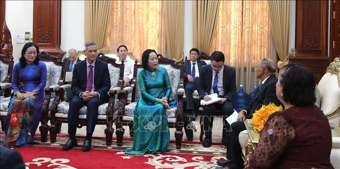 Phó Chủ tịch Quốc hội Nguyễn Thị Thanh thăm nguyên Chủ tịch Quốc hội Campuchia Heng Samrin. Ảnh: Huy Bình - P/v TTXVN tại Campuchia