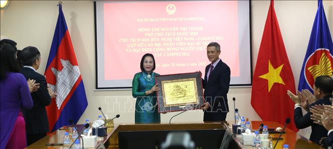 Phó Chủ tịch Quốc hội Nguyễn Thị Thanh tặng quà Đại sứ quán Việt Nam tại Campuchia. Ảnh: Huy Bình - P/v TTXVN tại Campuchia