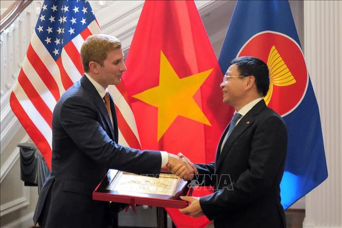 Phó Thủ tướng Chính phủ Nguyễn Văn Thắng và Thứ trưởng Ngoại giao Hoa Kỳ phụ trách kinh tế Jacob Helberg ngày 27/8/2026. Ảnh: TTXVN phát