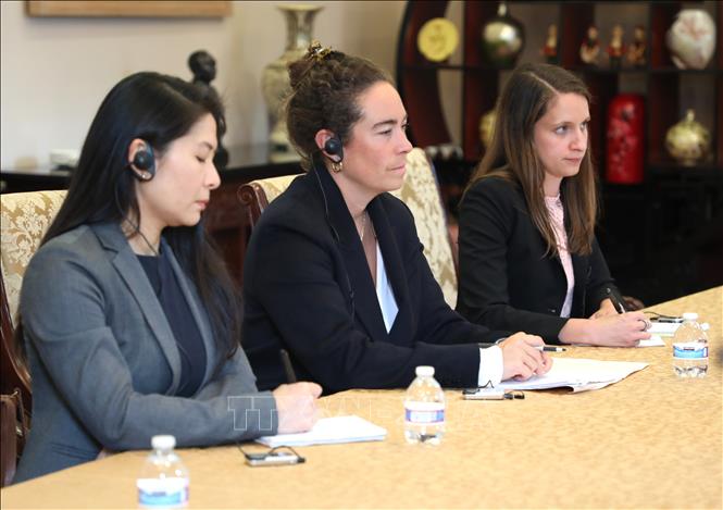 Giám đốc Chính sách Cơ quan Tài chính Phát triển quốc tế Hoa Kỳ (DFC) Caroline Vik (giữa) tại cuộc gặp với Phó Thủ tướng Chính phủ Nguyễn Văn Thắng ngày 27/8/2026. Ảnh: Ngọc Quang – PV TTXVN tại Mỹ