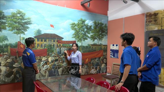 Đoàn viên, thanh niên phường Long An, tỉnh Tây Ninh tham quan phòng  trưng bày về quá trình hình thành phong trào cách mạng, cuộc khởi nghĩa giành chính quyền năm 1945. Ảnh: Thanh Bình -TTXVN