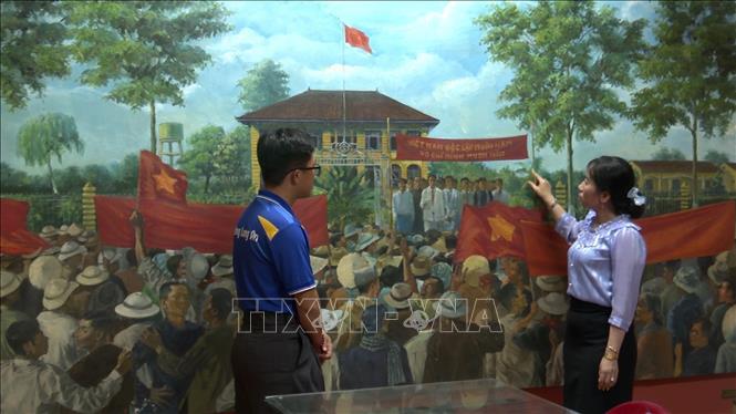 Đoàn viên, thanh niên phường Long An, tỉnh Tây Ninh tham quan phòng  trưng bày về quá trình hình thành phong trào cách mạng, cuộc khởi nghĩa giành chính quyền năm 1945. Ảnh: Thanh Bình -TTXVN