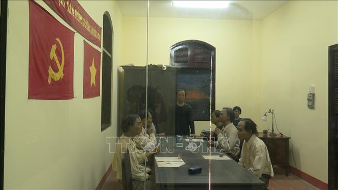 Phòng tái hiện họp Ban lãnh đạo bàn bạc khởi nghĩa giành chính quyền năm 1945. Ảnh: Thanh Bình -TTXVN