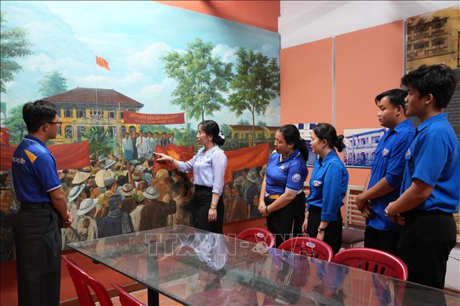 Đoàn viên, thanh niên phường Long An, tỉnh Tây Ninh tham quan phòng trưng bày về quá trình hình thành phong trào cách mạng, cuộc khởi nghĩa giành chính quyền năm 1945. Ảnh: Thanh Bình -TTXVN