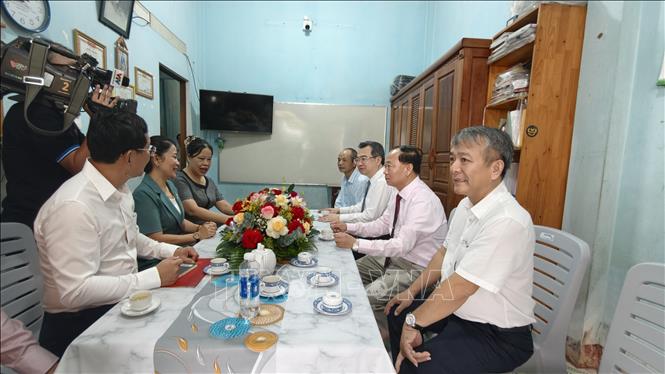 Trưởng ban Chính sách, chiến lược Trung ương Nguyễn Thanh Nghị đến thăm gia đình đồng chí Huỳnh Thị Cạnh, phường Quy Nhơn, tỉnh Gia Lai. Ảnh: Sỹ Thắng - TTXVN