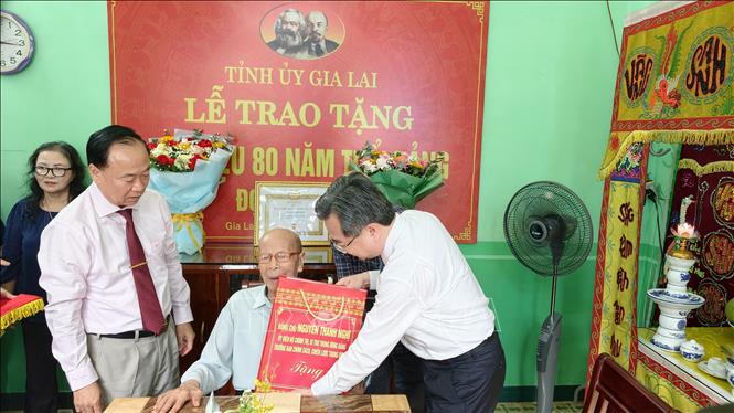 Trưởng ban Chính sách, chiến lược Trung ương Nguyễn Thanh Nghị trao Huy hiệu 80 tuổi Đảng cho đảng viên Phan Ngọc Bích, Chi bộ Tổ dân phố 6, Đảng bộ phường Quy Nhơn, tỉnh Gia Lai. Ảnh: Sỹ Thắng - TTXVN