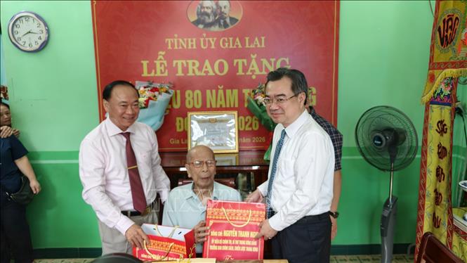Trưởng ban Chính sách, chiến lược Trung ương Nguyễn Thanh Nghị trao Huy hiệu 80 tuổi Đảng cho đảng viên Phan Ngọc Bích, Chi bộ Tổ dân phố 6, Đảng bộ phường Quy Nhơn, tỉnh Gia Lai. Ảnh: Sỹ Thắng - TTXVN