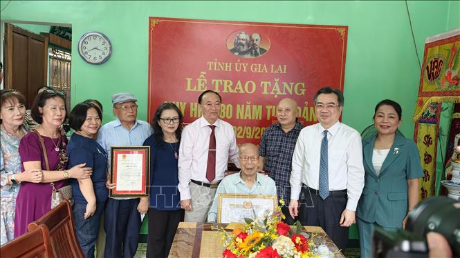 Trưởng ban Chính sách, chiến lược Trung ương Nguyễn Thanh Nghị trao Huy hiệu 80 tuổi Đảng cho đảng viên Phan Ngọc Bích, Chi bộ Tổ dân phố 6, Đảng bộ phường Quy Nhơn, tỉnh Gia Lai. Ảnh: Sỹ Thắng - TTXVN