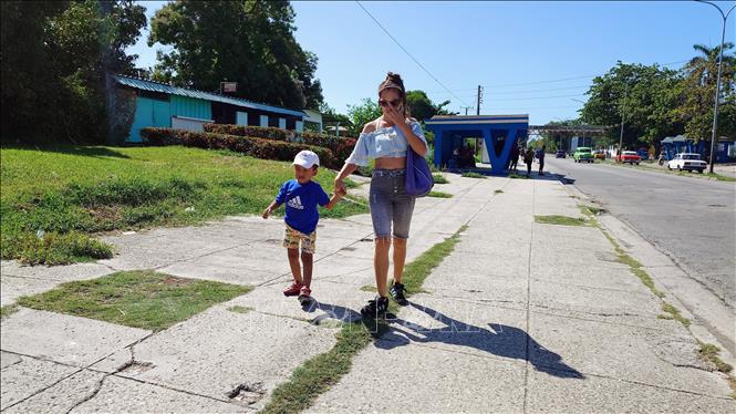 Người dân Cuba đi bộ dưới trời nắng nóng tại ngoại ô thủ đô La Habana, Cuba. Ảnh: Phi Hùng - PV TTXVN tại Mỹ Latinh