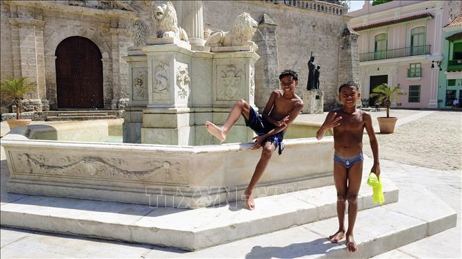Trẻ em chơi đùa dưới trời nắng nóng tại trung tâm thủ đô La Habana, Cuba. Ảnh: Phi Hùng - PV TTXVN tại Mỹ Latinh