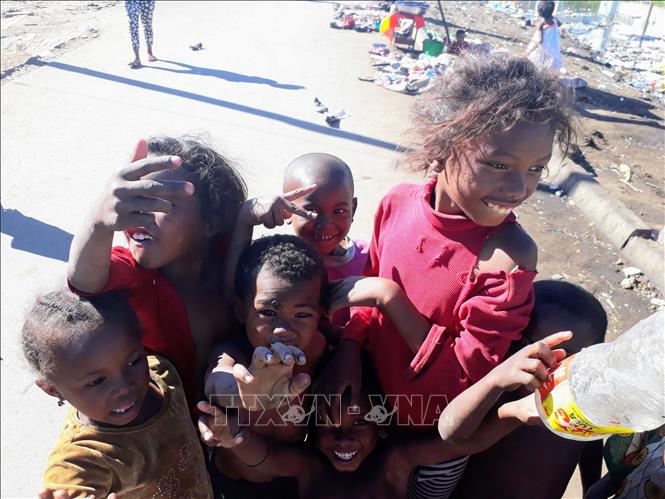 Trẻ em chơi đùa dưới trời nắng nóng tại thủ đô Anatatarivo, đảo quốc Madagascar (châu Phi). Ảnh tư liệu: Phi Hùng - PV TTXVN