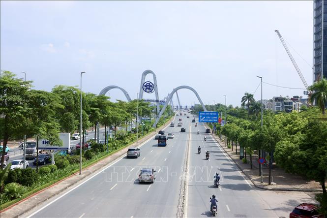 Ở đường dẫn lên cầu Nhật Tân, các phương tiện di chuyển thuận lợi trong buổi sáng 29/8, khác hẳn với tối qua 28/8 ùn tắc kéo dài hàng km, các phương tiện nhích từng mét một qua cầu. Ảnh: Quốc Khánh - TTXVN