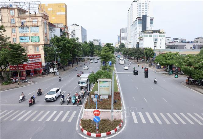 Đường Hoàng Quốc Việt vắng vẻ, yên tĩnh trong sáng 29/8. Ảnh: Quốc Khánh-TTXVN