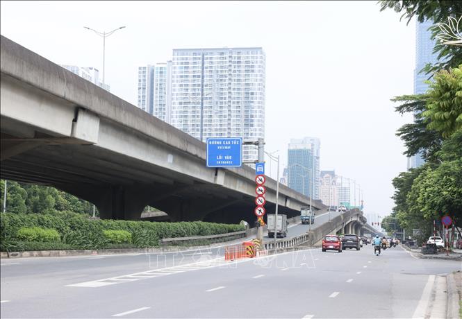 Lối lên đường Vành đai 3 hướng đi cầu Thăng Long, các phương tiện di chuyển thuận lợi trong ngày đầu tiên của kỳ nghỉ lễ 2/9. Ảnh: Quốc Khánh - TTXVN