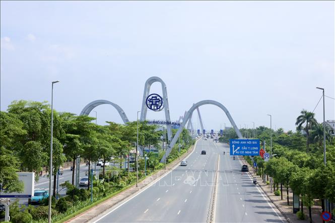Cửa ngõ phía Bắc hướng lên cầu Nhật Tân các phương tiện di chuyển thuận lợi trong sáng 29/8. Ảnh: Quốc Khánh - TTXVN