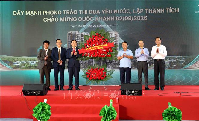 Lãnh đạo tỉnh Tuyên Quang tặng hoa chúc mừng chủ đầu tư dự án Khu nhà ở xã hội phường Minh Xuân, tỉnh Tuyên Quang. Ảnh: Quang Cường – TTXVN