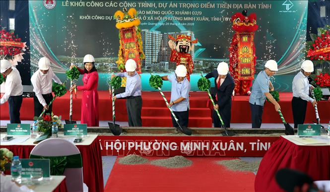 Các đại biểu thực hiện nghi thức động thổ dự án Khu nhà ở xã hội phường Minh Xuân, tỉnh Tuyên Quang. Ảnh: Quang Cường – TTXVN
