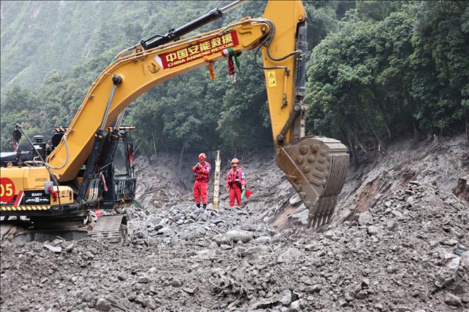 Lực lượng cứu nạn cứu hộ làm nhiệm vụ tại hiện trường bị tàn phá bởi lũ quét và sạt lở đất ở huyện Cát Long, Khu tự trị Tây Tạng, Trung Quốc ngày 29/8/2026. Ảnh: THX/TTXVN phát