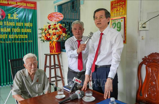 Ông Đoàn Minh Huấn, Ủy viên Bộ Chính trị, Giám đốc Học viện Chính trị Quốc gia Hồ Chí Minh phát biểu tại Lễ trao Huy hiệu 80 năm tuổi Đảng cho đảng viên Phạm Duy Khương. Ảnh: Thanh Liêm - TTXVN