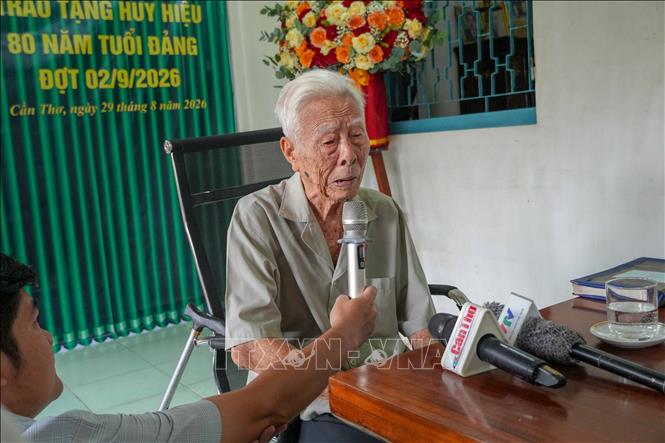 Đảng viên Phạm Duy Khương phát biểu khi nhận Huy hiệu 80 năm tuổi Đảng. Ảnh: Thanh Liêm - TTXVN