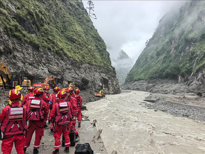 Lực lượng cứu nạn cứu hộ được triển khai tại hiện trường bị tàn phá bởi lũ quét và sạt lở đất ở huyện Cát Long, Khu tự trị Tây Tạng, Trung Quốc ngày 29/8/2026. Ảnh: THX/TTXVN phát