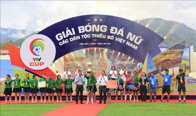 Ban Tổ chức trao Giải thưởng cho đội bóng Lục Yên giành ngôi vô địch Giải năm nay. Ảnh: Anh Thùy - TTXVN