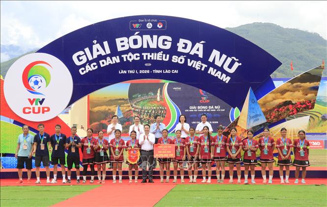 Chủ tịch UBND tỉnh Lào Cai Nguyễn Tuấn Anh trao giải thưởng cho đội bóng Đak Đoa (Gia Lai) giành ngôi Á quân. Ảnh: Anh Thùy - TTXVN