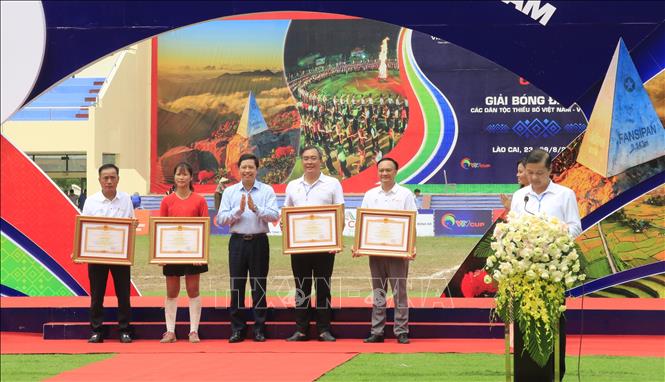 Ủy viên Trung ương Đảng, Bí thư Tỉnh ủy Lào Cai Dương Quốc Huy tặng Bằng khen cho 4 tập thể, cá nhân có thành tích xuất sắc. Ảnh: Anh Thùy - TTXVN