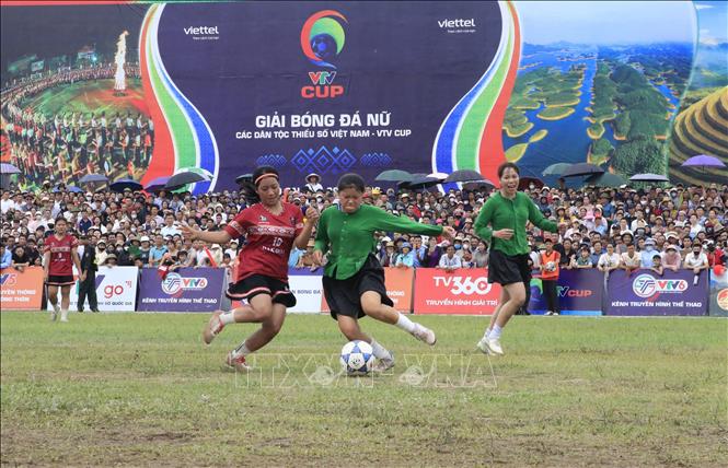 Các cầu thủ đội bóng Lục Yên nỗ lực giữ bàn thắng 2-1. Ảnh: Anh Thùy - TTXVN