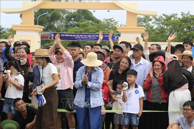 Người dân cổ vũ khi đội Lục Yên giành chiến thắng 2-1. Ảnh: Anh Thùy - TTXVN