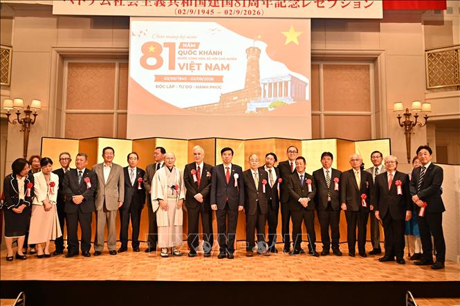 Tổng Lãnh sự Nguyễn Trường Sơn và cùng lãnh đạo các địa phương Kansai tham dự buổi lễ. Ảnh: Nguyễn Tuyến - Pv TTXVN tại Nhật Bản