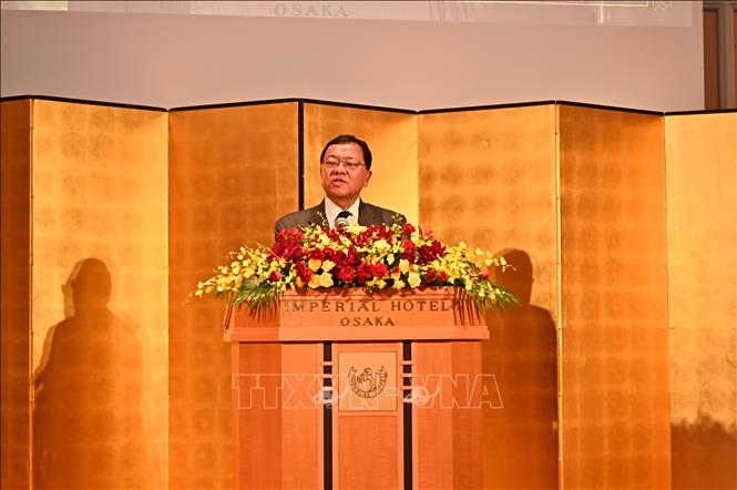 Phó Thống đốc Osaka Morioka Takekazu đọc thư chúc mừng của Thống đốc Osaka Yoshimura Hirofumi. Ảnh: Nguyễn Tuyến - Pv TTXVN tại Nhật Bản