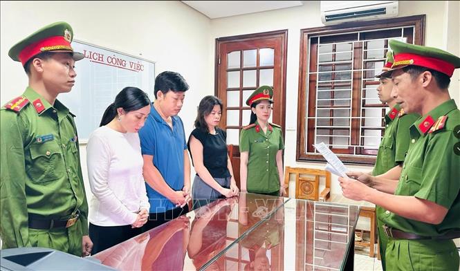 Ba đối tượng bị khởi tố gồm Huỳnh Văn Mẩn (sinh năm 1986), Nguyễn Thị Bích Phương (sinh năm 1986), cùng trú tại xã Tân Long, tỉnh Đồng Tháp và Nguyễn Thị Kim Thoa (sinh năm 1977), trú tại xã Chợ Mới, tỉnh An Giang. Ảnh: TTXVN phát
